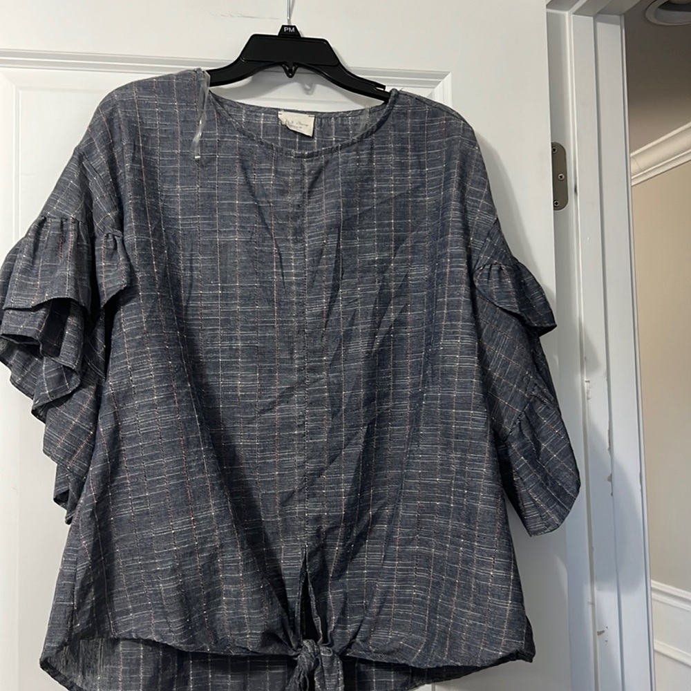 143 Story sz Medium top